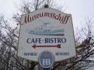 Hier gehts ins Café-Bistro auf dem Museumsschiff ...